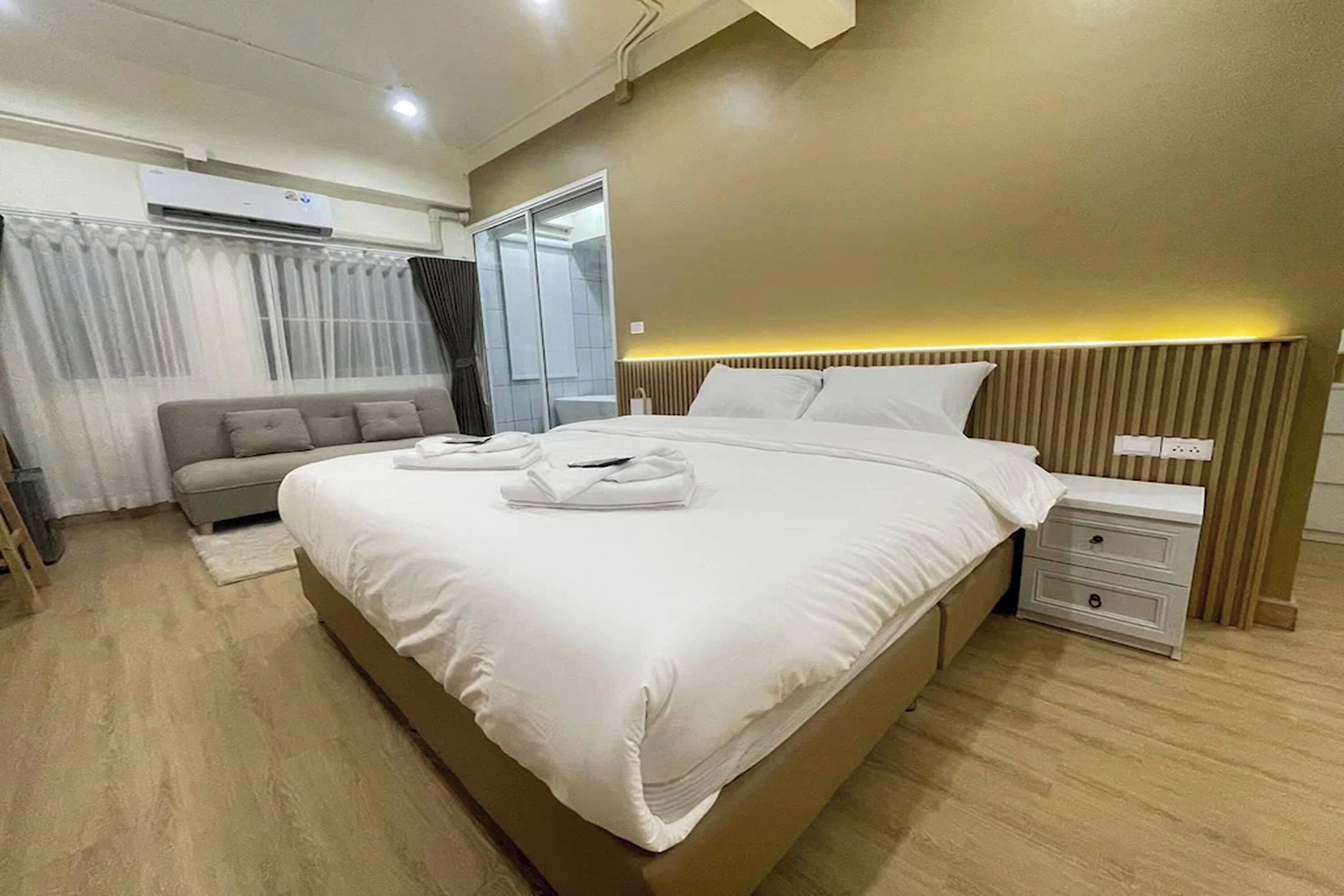 Grand kamer | Een bureau, een strijkplank/strijkijzer, gratis wifi, beddengoed