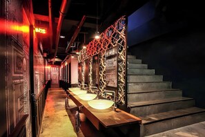 Perhehuone | Kylpyhuone | Ilmaiset hygieniatuotteet, hiustenkuivaaja, bidee, pyyhkeet