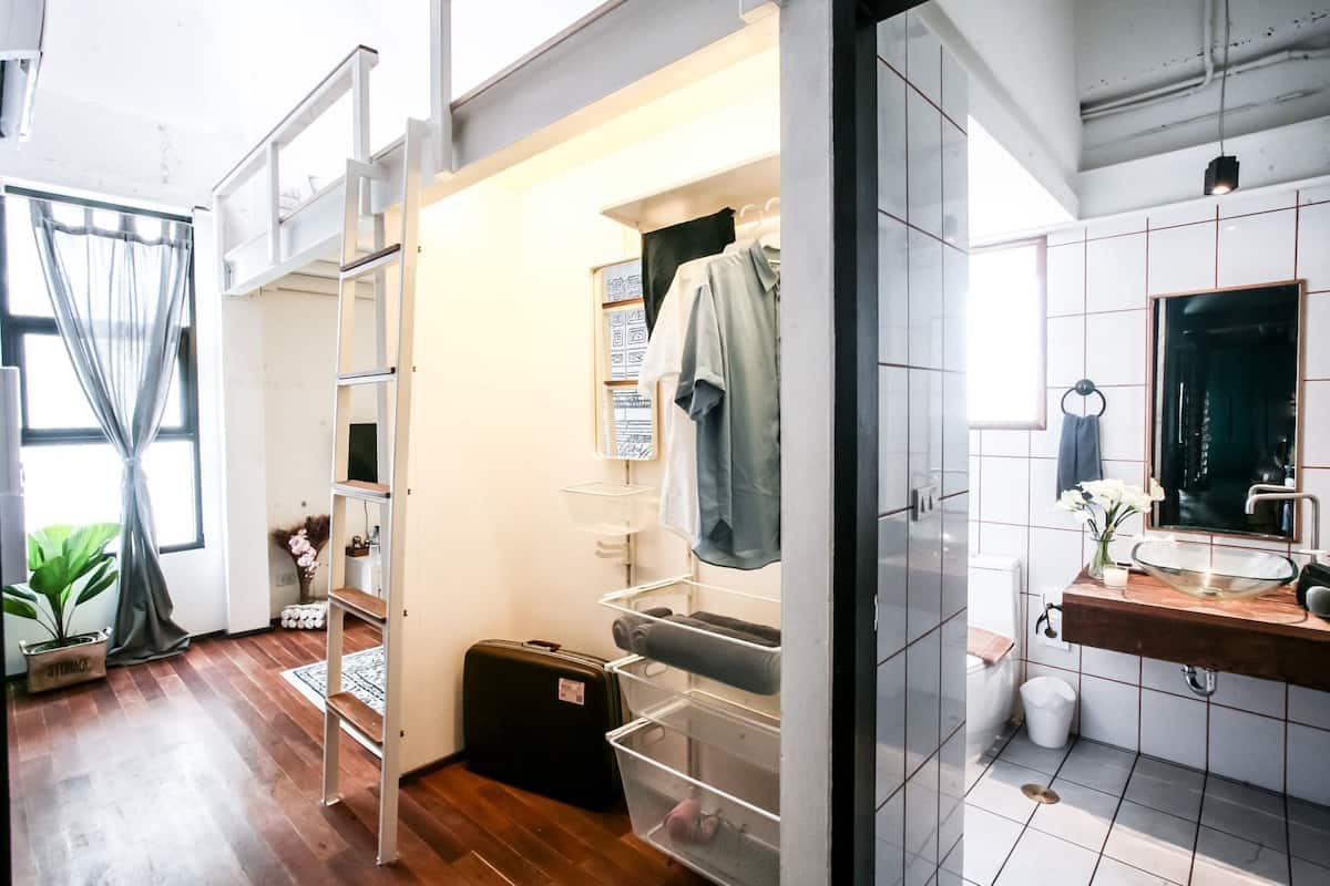 Artículos de tocador gratuitos, secador de pelo, bidet, toallas