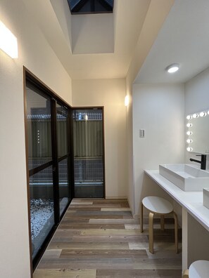 メゾネット5ベッドルーム EG12 | バスルーム | 個別の浴槽とシャワー、バスアメニティ (無料)、ヘアドライヤー、スリッパ