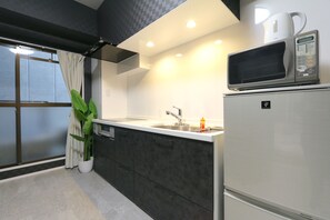 Refrigerador, microondas, tetera/pava eléctrica, utensilios de cocina