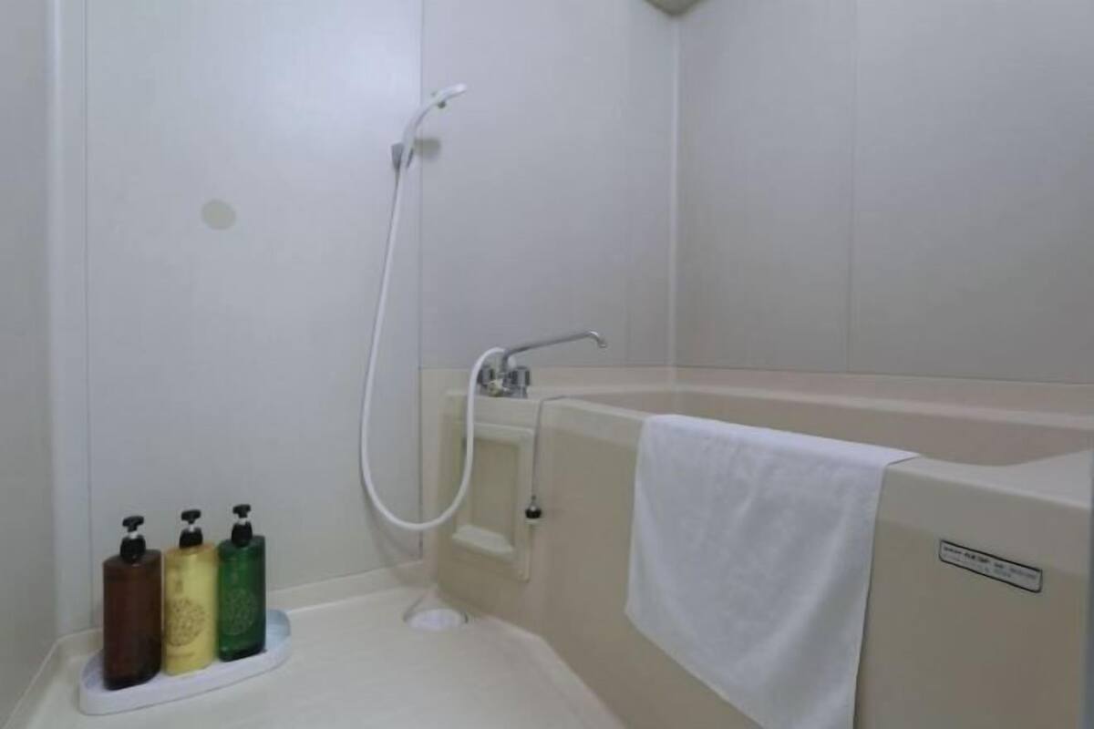 バスルーム | 個別の浴槽とシャワー、バスアメニティ (無料)、ヘアドライヤー、スリッパ