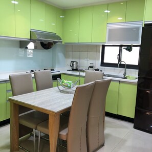 Business Quadruple Room | Shared kitchen | Fridge, electric kettle - Frank's Hostel (Jincheng)