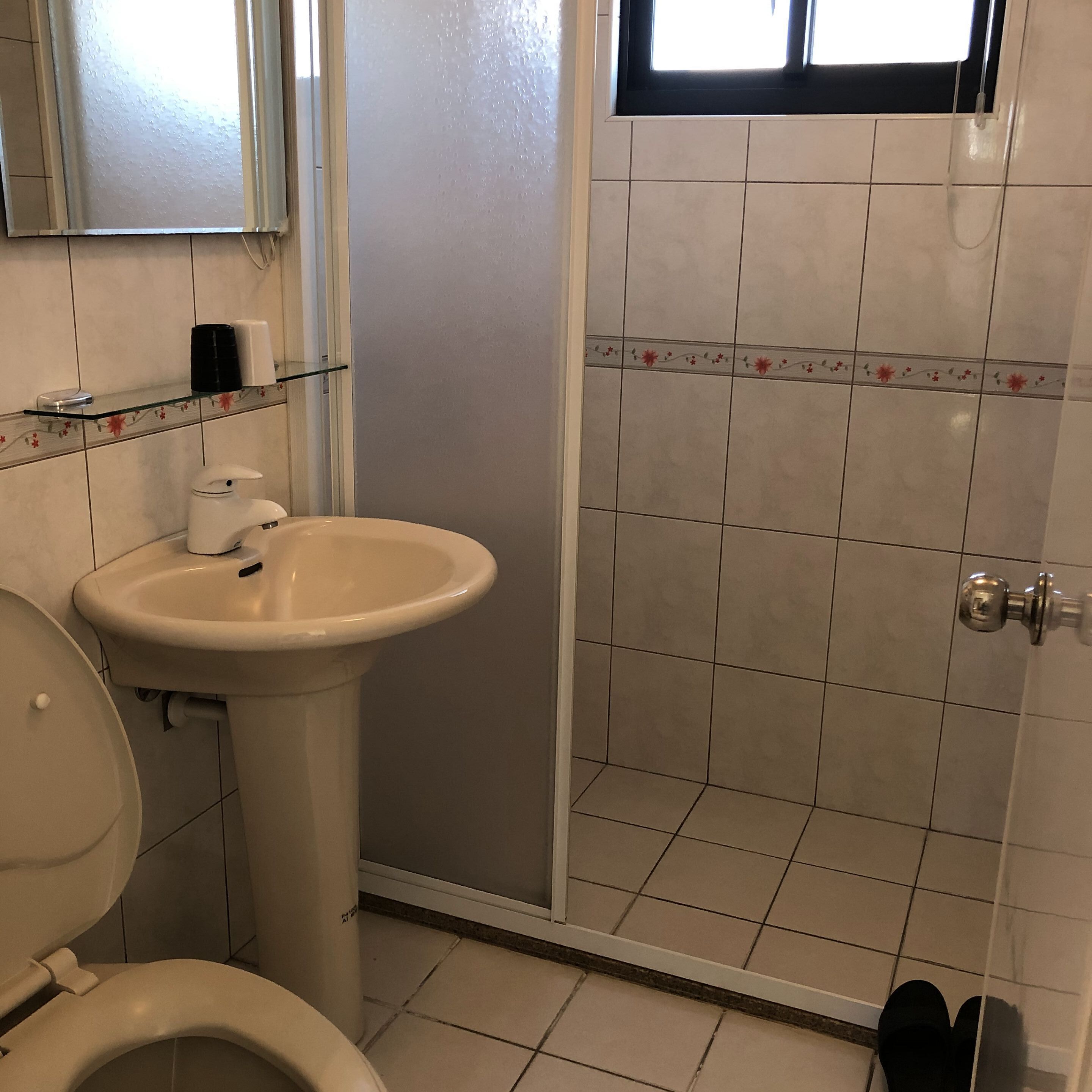 Kylpyhuone, jossa on wc, pesuallas ja suihku.