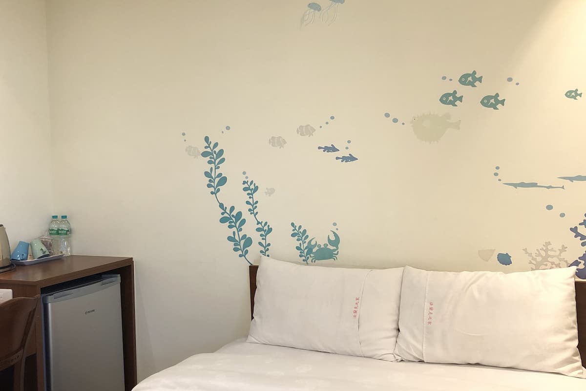 Escritorio, cortinas blackout, wifi gratis y ropa de cama