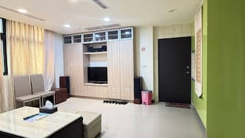 Business Quadruple Room | Living room | LCD TV
