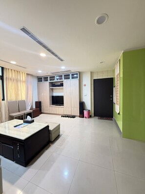 Quarto quádruplo empresarial | Sala de estar | TV LCD