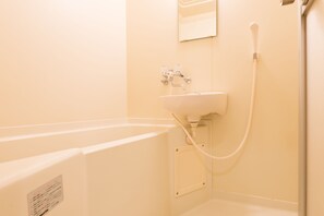 Appartement (For 5 People) | Salle de bain | Baignoire et douche séparées, articles de toilette (gratuits)