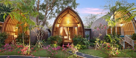 Bagian depan properti - sore/malam