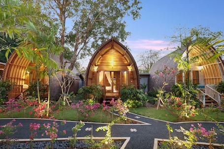 Fachada de la propiedad por la tarde o noche