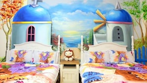 A bedroom with two beds, a nightstand, and a mural of a blue sky and landscape. - Sunflower B&B (Hualien City)