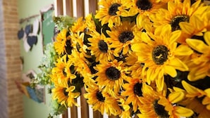 A bouquet of sunflowers in a vase. - Sunflower B&B (Hualien City)