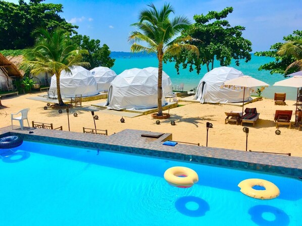 Utomhuspool, parasoller och solstolar