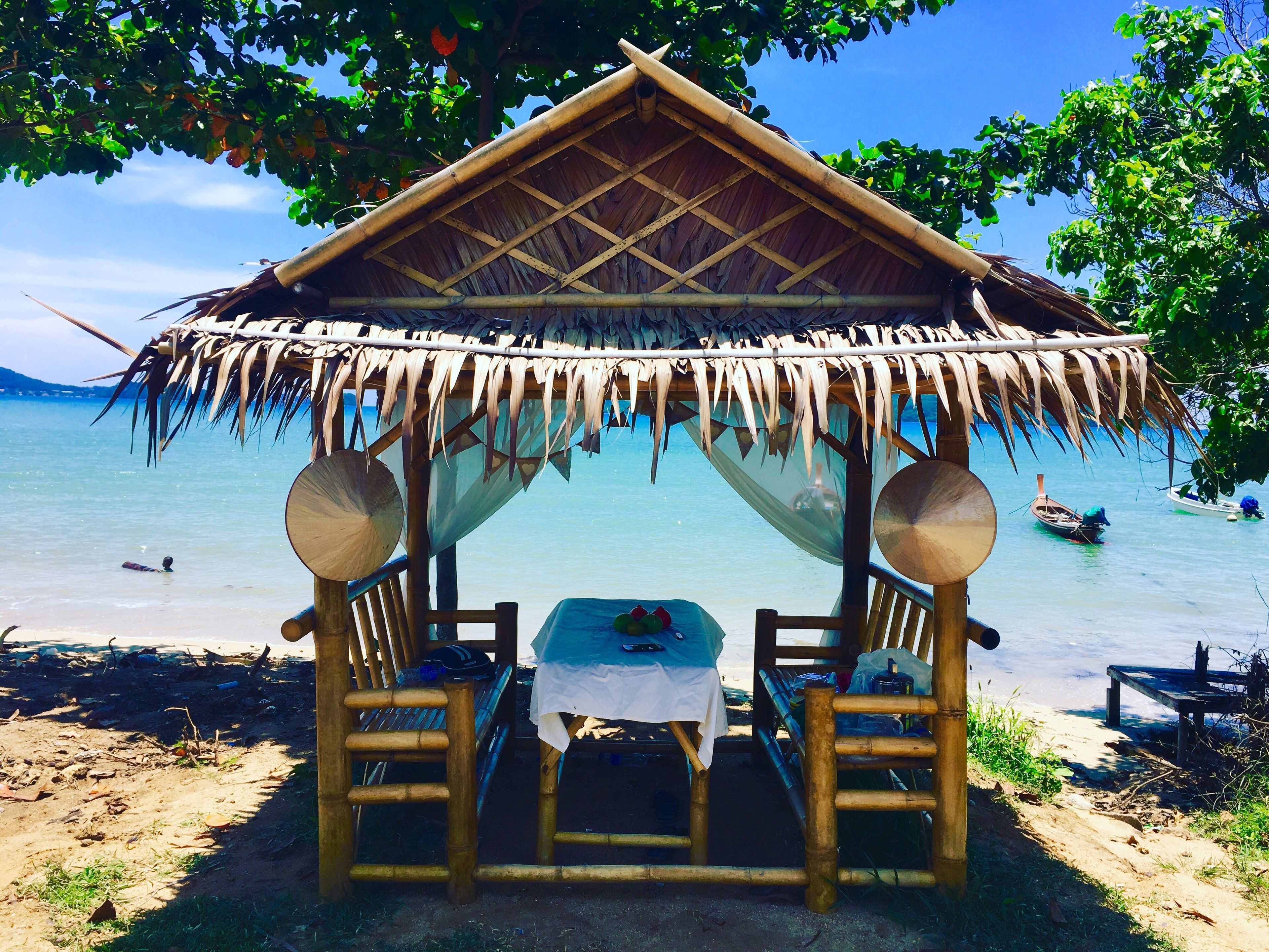 Quầy bar bên hồ bơi