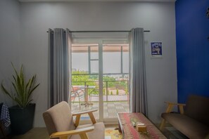 Deluxe Double With Balcony | 起居區 |  LCD 液晶電視