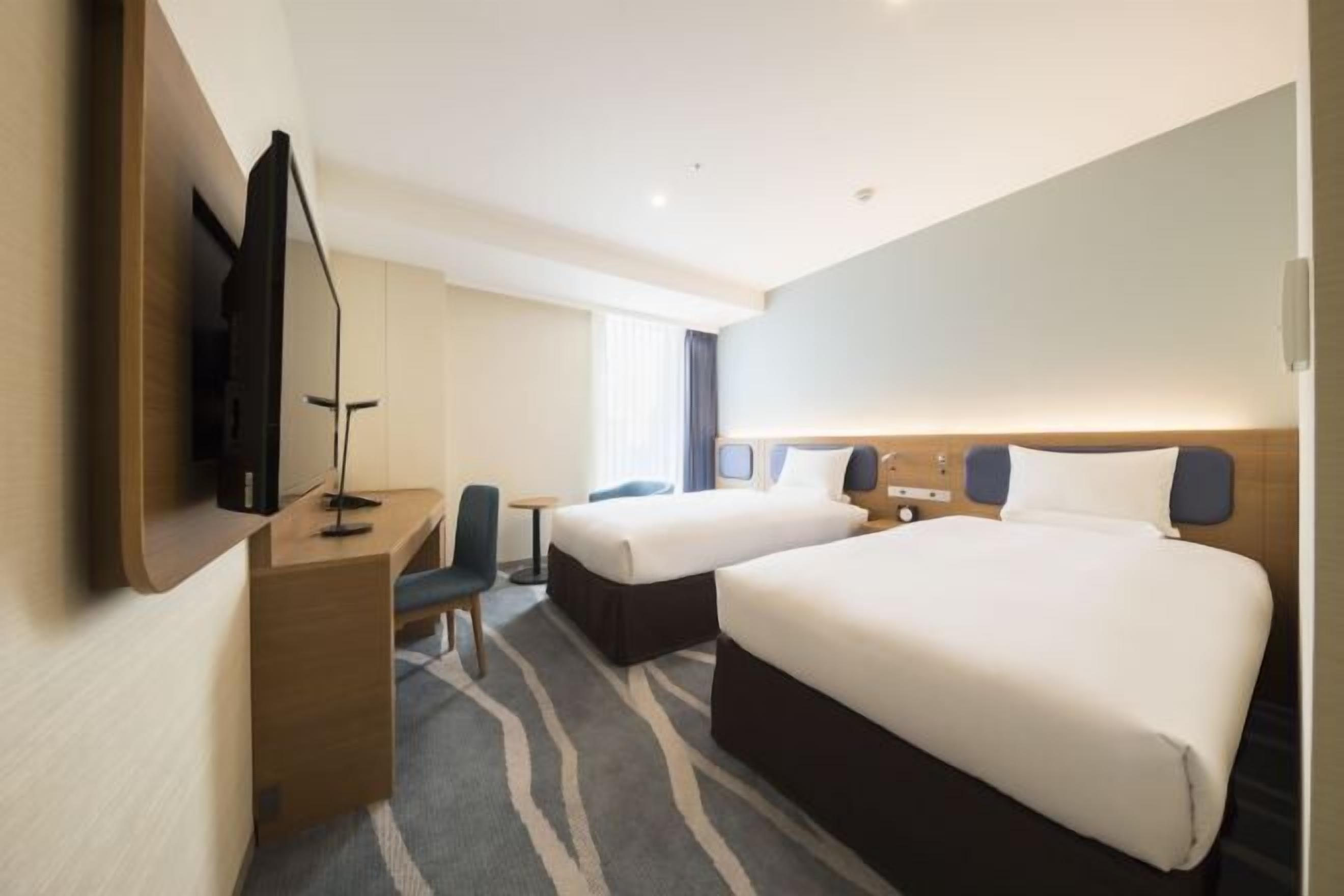 書桌、免費 Wi-Fi、床單