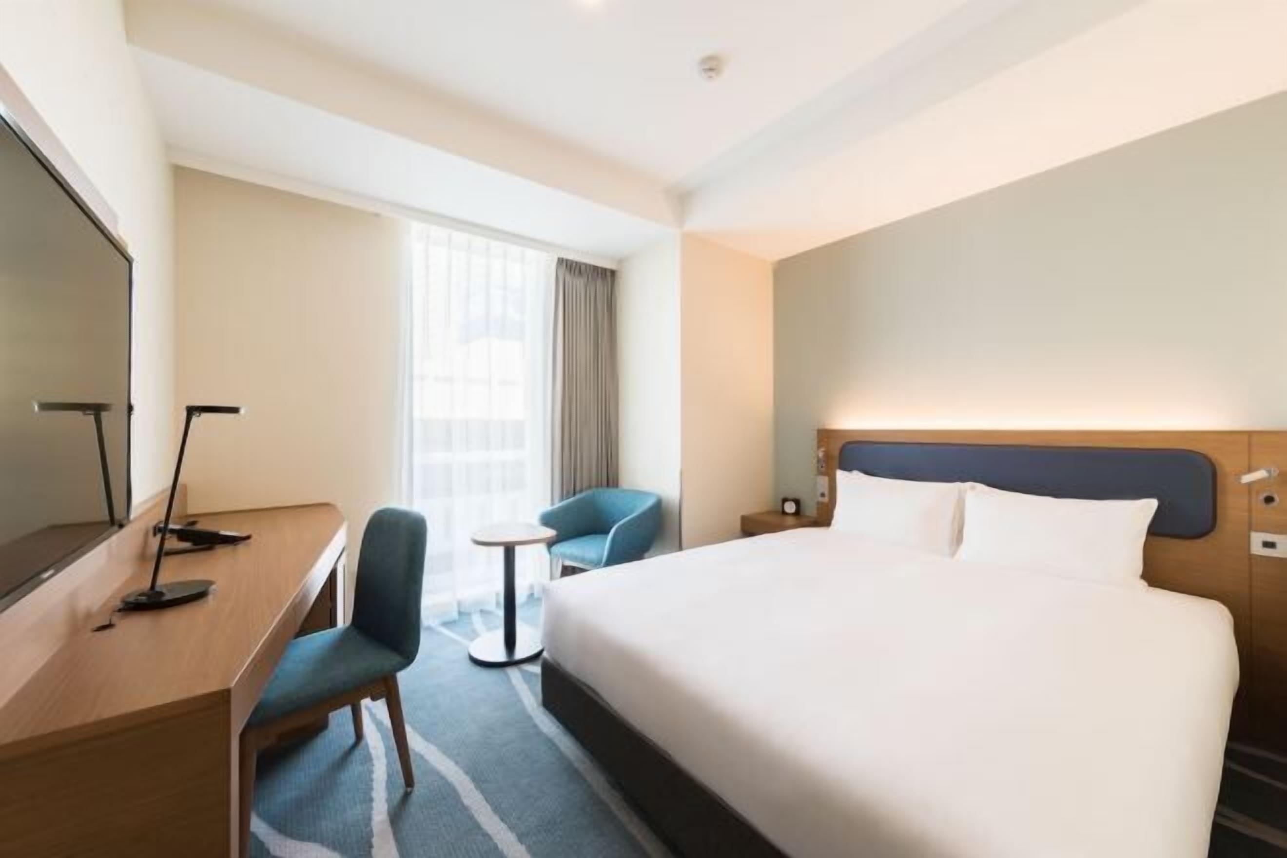 書桌、免費 Wi-Fi、床單