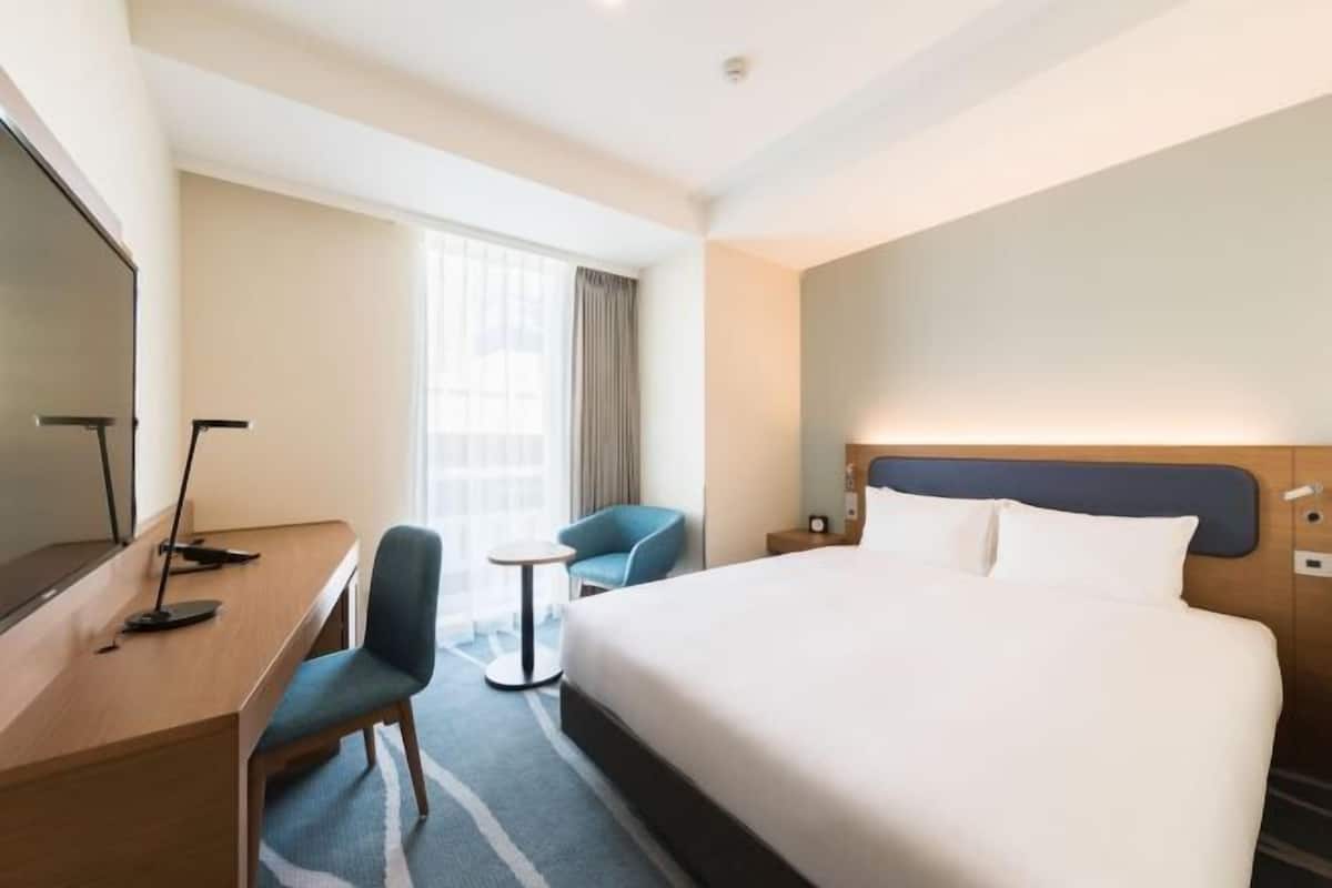 書桌、免費 Wi-Fi、床單