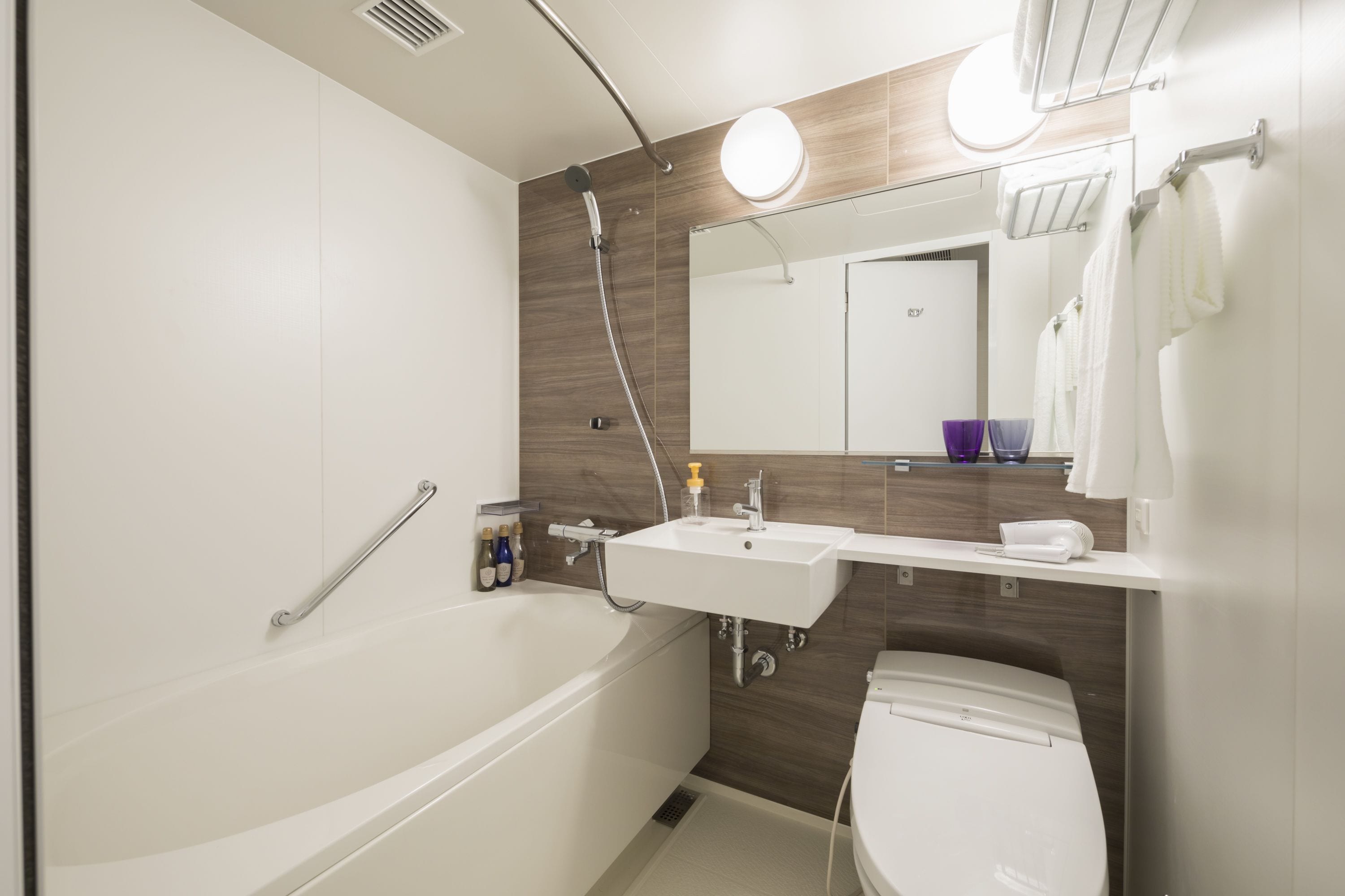 combined shower/bathtub, deep-soaking bathtub, hair dryer, slippers