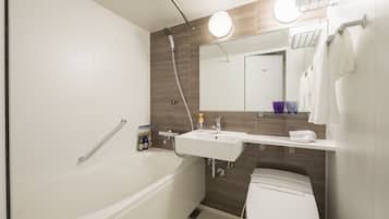 Bañera con ducha, bañera profunda, secador de pelo, pantuflas