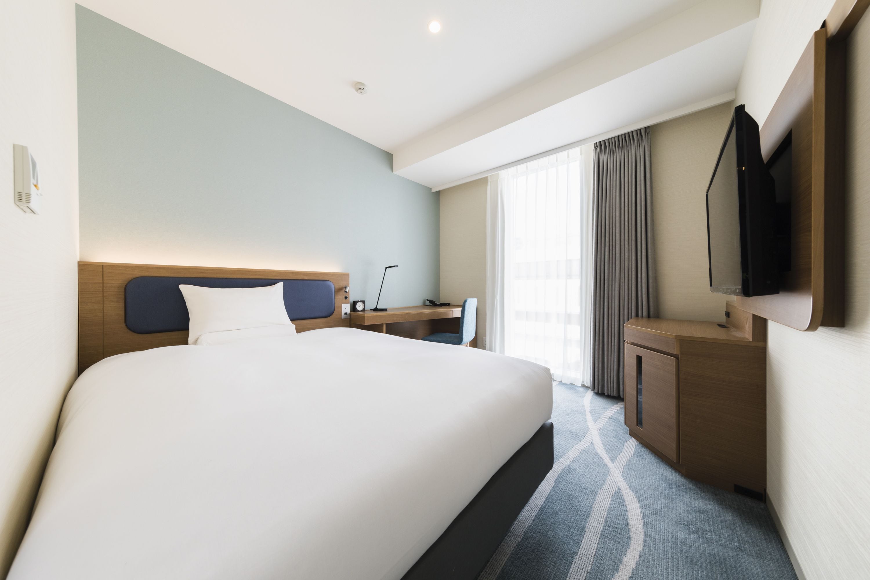 Desk, free WiFi, bed sheets