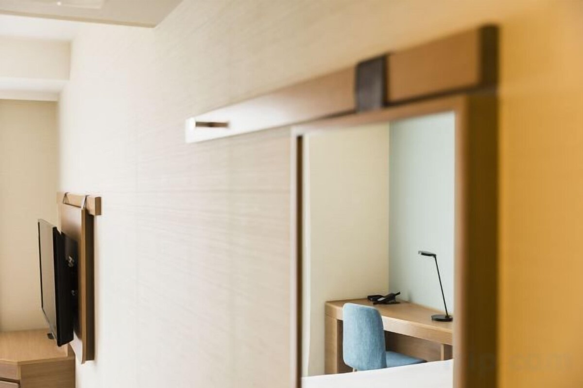 Desk, WiFi (free), bed sheets