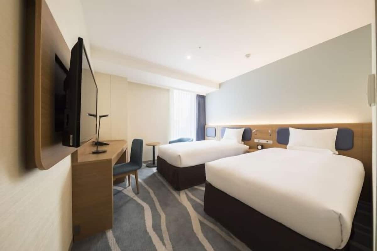 書桌、免費 Wi-Fi、床單