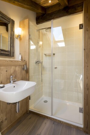 Exclusive-Chalet, 2 Schlafzimmer | Badezimmer | Dusche, kostenlose Toilettenartikel, Haartrockner, Bademäntel