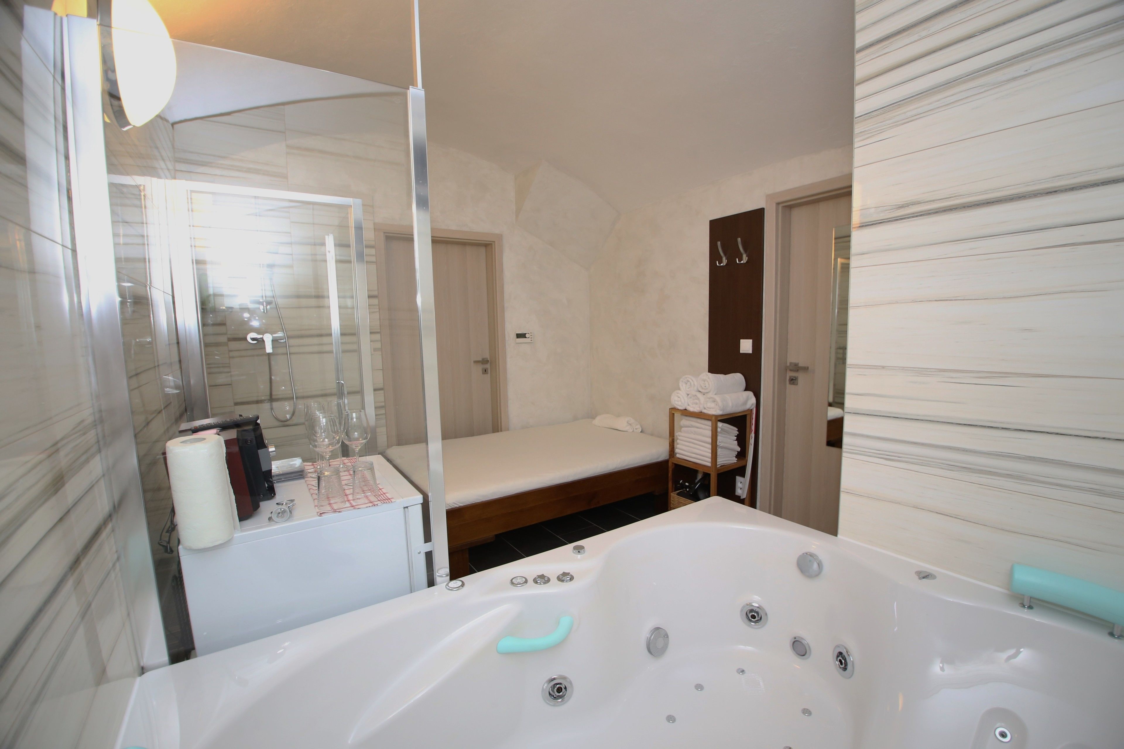 Un baño moderno con una bañera grande, un espejo, un inodoro y un lavabo.