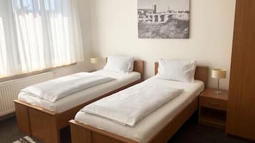 Habitación básica con 2 camas individuales, cocina | 1 habitación, escritorio, cortinas blackout y cunas gratuitas