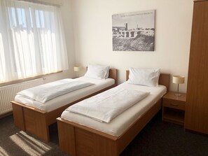 Basic Twin Room, Kitchen | 1 bedroom, desk, blackout drapes, free cribs/infant beds - Penzion U Gigantu (Plzen)