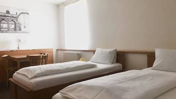 Basic-Zweibettzimmer, Küche | 1 Schlafzimmer, Schreibtisch, Verdunkelungsvorhänge