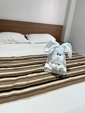Quarto casal básico, 1 cama de casal | Frigobar, escrivaninha, cortinas blackout, Wi-Fi de cortesia