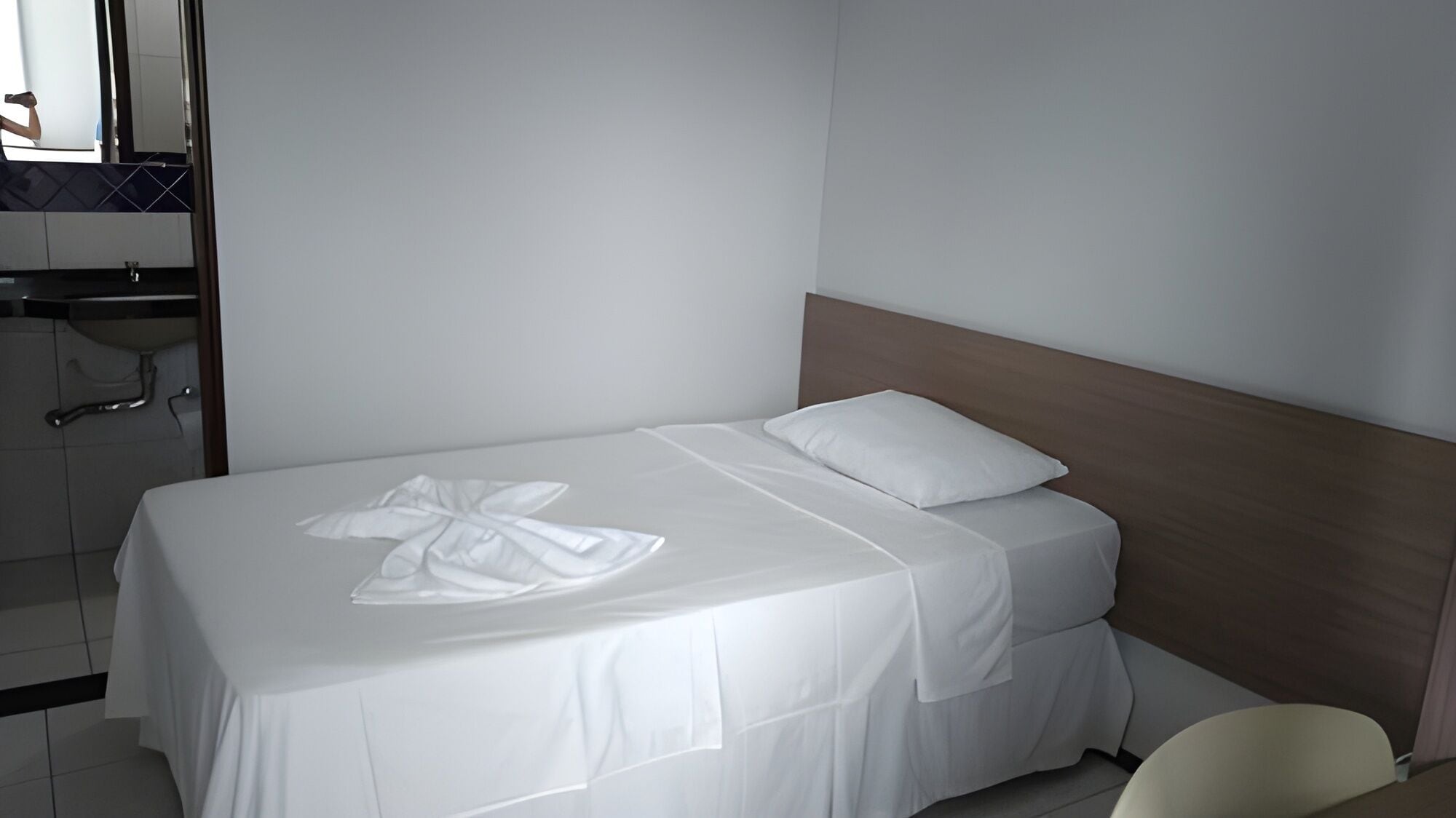 Basic Single Room | Minibar, desk, blackout drapes, free WiFi