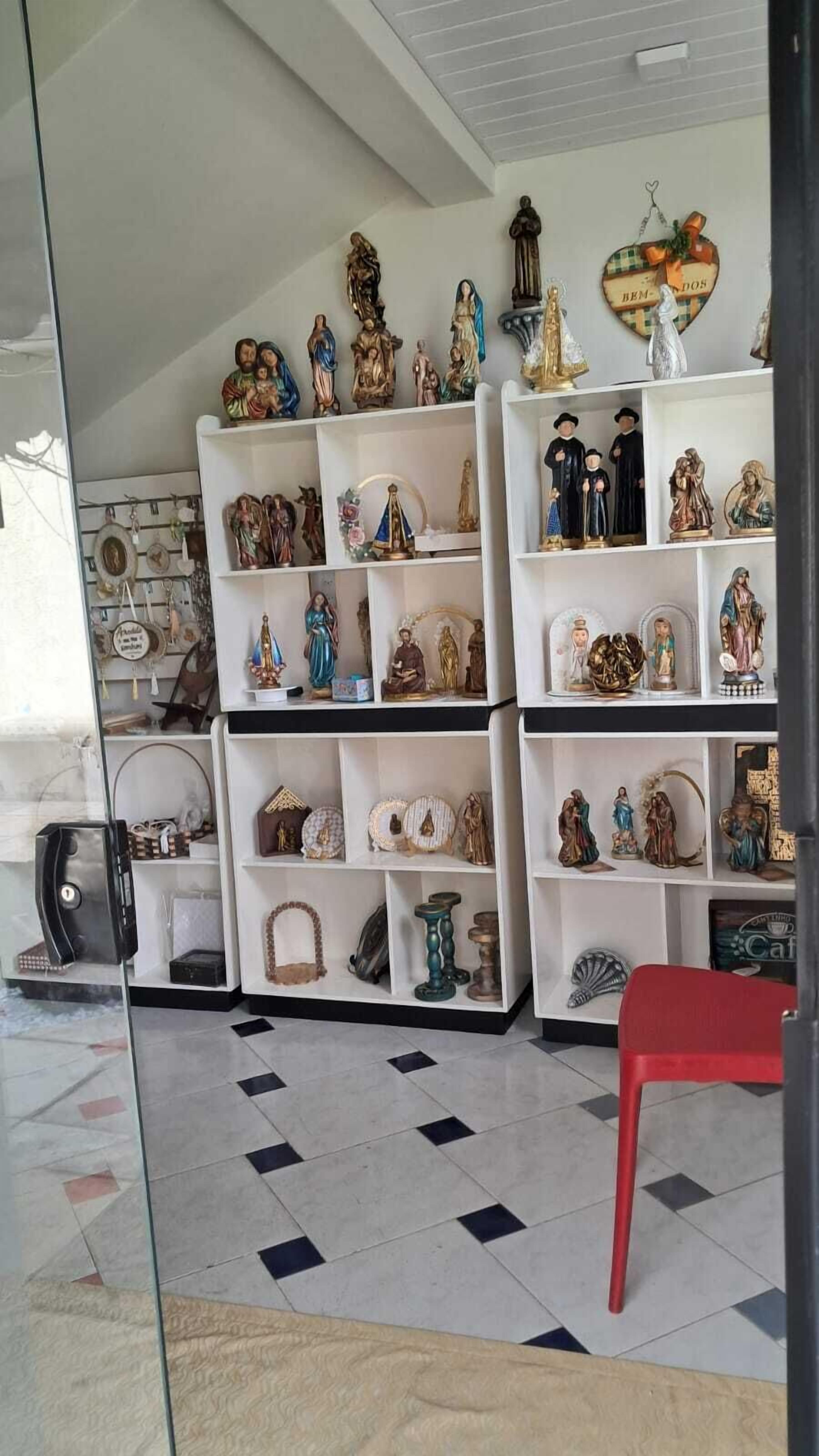 Una habitación con múltiples estantes que exhiben estatuas y artefactos religiosos.