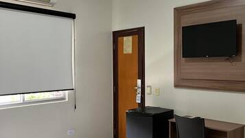 Habitación básica doble, 1 cama doble | Minibar, escritorio, cortinas opacas y wifi gratis