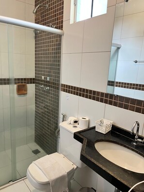 Basic Single Room | Bathroom | Shower, towels, soap, toilet paper - Pousada Lagoa Seca (Juazeiro do Norte)