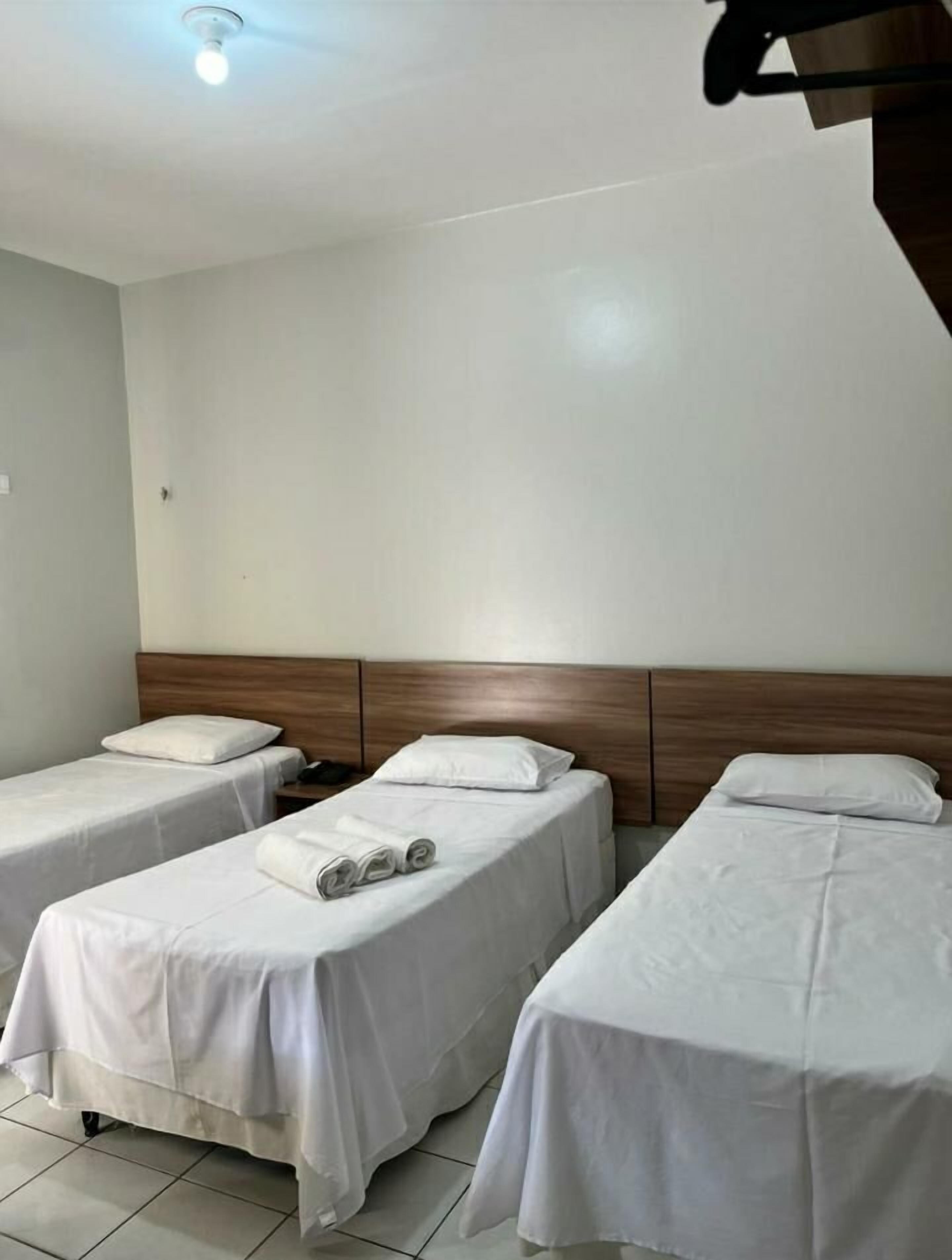 Quarto triplo básico | Frigobar, escrivaninha, cortinas blackout, Wi-Fi de cortesia