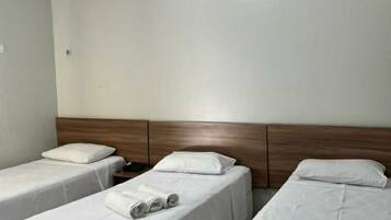 Quarto triplo básico | Frigobar, escrivaninha, cortinas blackout, Wi-Fi de cortesia