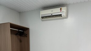 ميني بار ومكتب وستائر تعتيم وواي فاي مجانًا