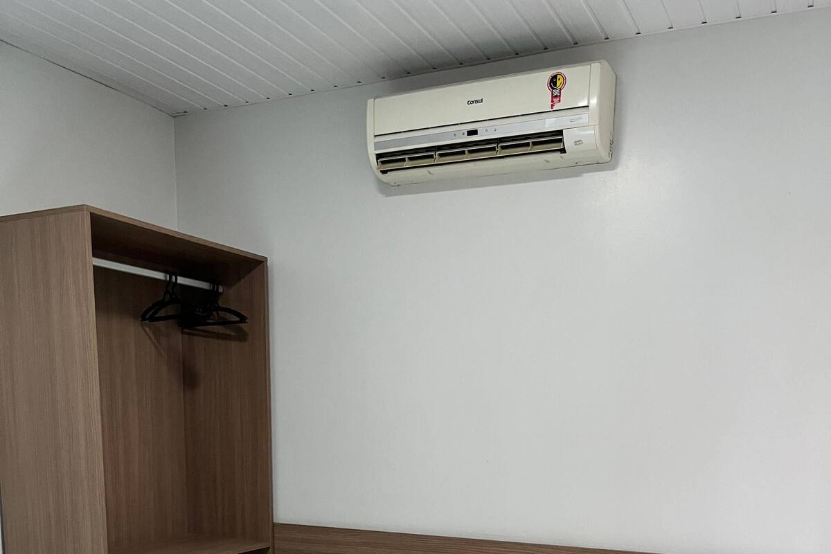 ميني بار ومكتب وستائر تعتيم وواي فاي مجانًا