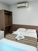 Minibar, escritorio, cortinas blackout y wifi gratis 