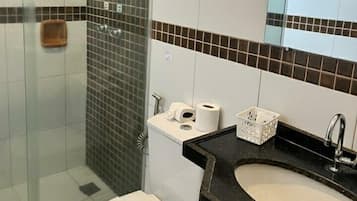 Quarto casal básico | Banheiro | Chuveiro, toalhas de banho, sabonete, papel higiênico