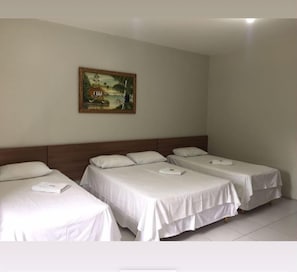 Minibar, escritorio, cortinas blackout y wifi gratis