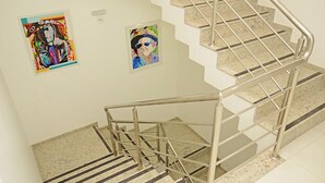 A staircase with metal railings and a handrail, leading to an upper floor. - Hotel Padre Cícero (Juazeiro do Norte)