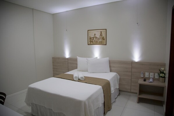 Minibar, desk, iron/ironing board, free WiFi - Hotel Padre Cícero (Juazeiro do Norte)