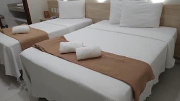 Frigobar, escrivaninha, ferros/tábuas de passar roupa, Wi-Fi de cortesia
