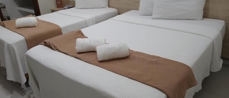 Minibar, escritorio, tabla de planchar con plancha y wifi gratis