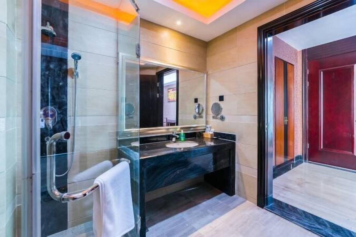 Villa, 1 King Bed | Bathroom | Free toiletries, hair dryer, bathrobes, slippers