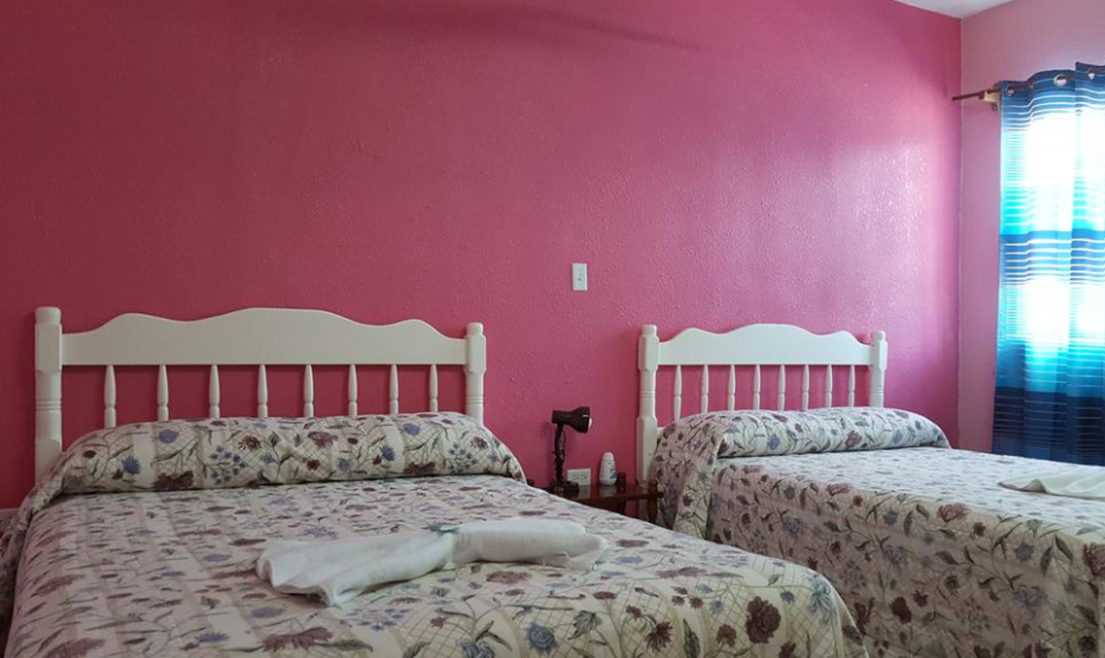 Habitació quàdruple, vistes a l'oceà, primera línia de platja | Caixa forta a l'habitació, escriptori i planxa i posts de planxar 